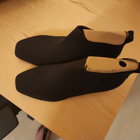 Sleek Black Ankle Booties with Minimalist Design - Picture 2 of 4